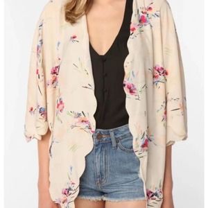 Kimchi Blue Cream Floral Scallop-Edge Kimono